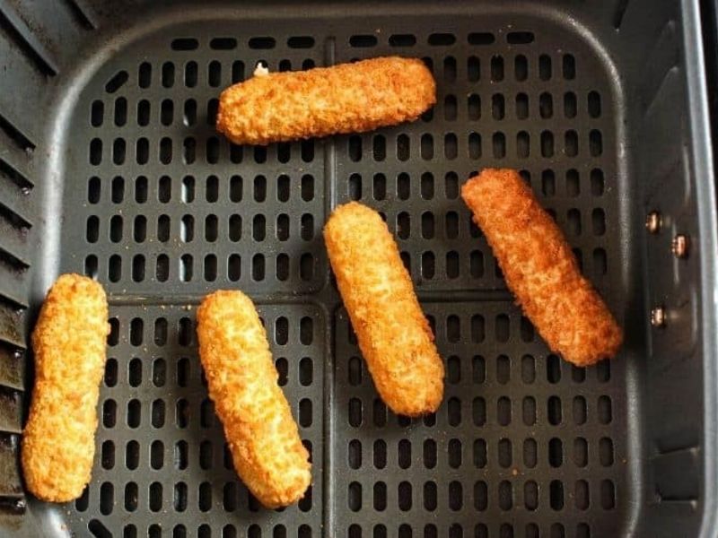 Cooking frozen mozzarella sticks in an air fryer 